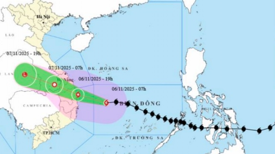 Bão số 13 giật cấp 17, tiến nhanh vào đất liền, mưa to từ Quảng Ngãi đến Gia Lai